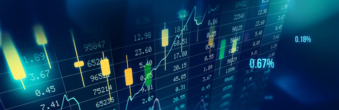 Charts illustrate the tension between shifting market expectations and the resilient reality of the US economy, supported by steady growth, consumer strength, and AI-driven investment despite geopolitical uncertainty.